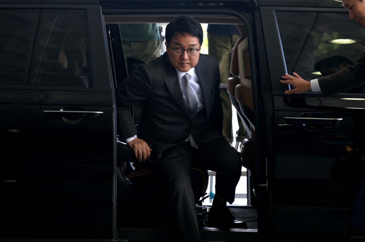 ▲심우정 전 검찰총장이 21일 서울 서초구 서울고등검찰청에 마련된 내란특별검사팀 사무실에 피고발인 신분으로 출석하고 있다. 특검은 심 전 총장이 올 3월 법원의 윤석열 전 대통령에 대한 구속취소 결정 이후 즉시항고를 포기한 경위에 대해 조사할 계획이다. 또한 특검은 비상계엄 당시 박성재 전 법무부 장관의 지시로 심 전 총장이 검사 파견을 검토했는지 확인할 방침이다. 신태현 기자 holjjak@