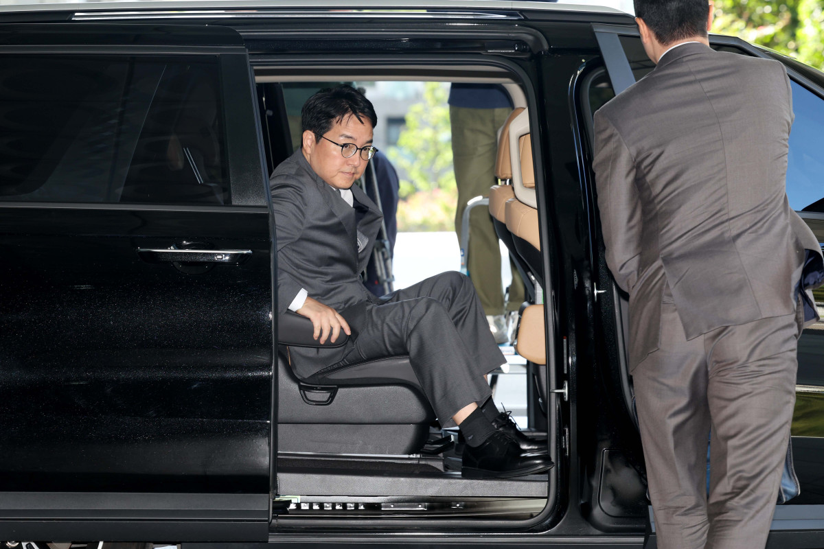 ▲심우정 전 검찰총장이 21일 서울 서초구 서울고등검찰청에 마련된 내란특별검사팀 사무실에 피고발인 신분으로 출석하고 있다. 특검은 심 전 총장이 올 3월 법원의 윤석열 전 대통령에 대한 구속취소 결정 이후 즉시항고를 포기한 경위에 대해 조사할 계획이다. 또한 특검은 비상계엄 당시 박성재 전 법무부 장관의 지시로 심 전 총장이 검사 파견을 검토했는지 확인할 방침이다. 신태현 기자 holjjak@