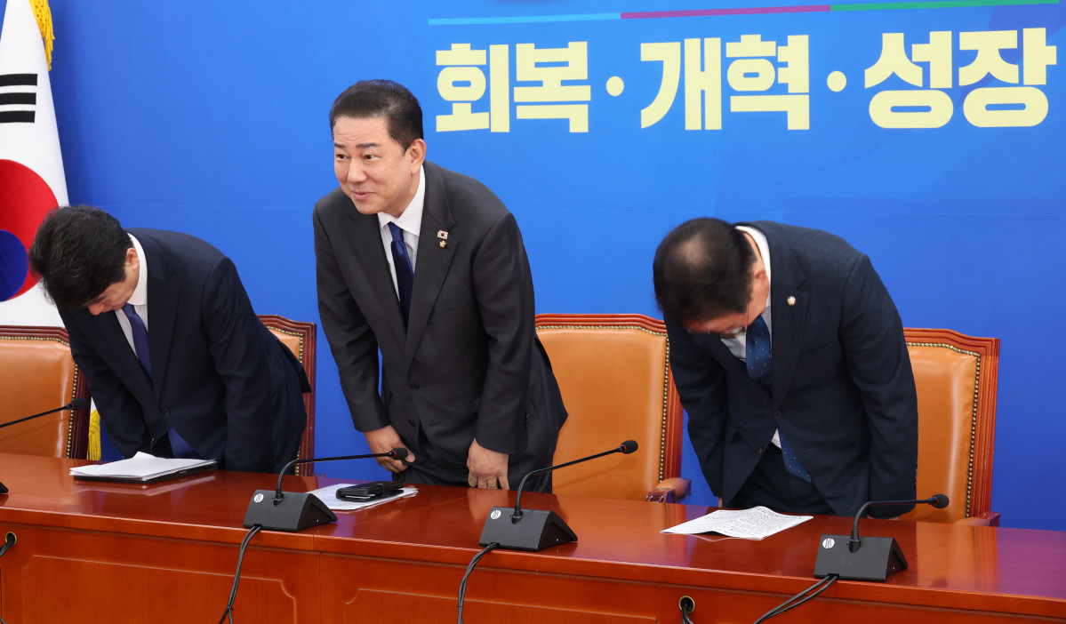 ▲김병기 더불어민주당 원내대표가 21일 오전 서울 여의도 국회에서 열린 취임100일 기자간담회에 앞서 인사하고 있다. (사진=뉴시스)