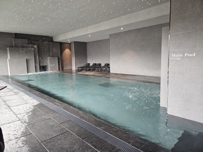 ▲소노캄 경주 ‘웰니스 풀앤스파’ 실내 메인풀. (사진=정영인 기자oin@)