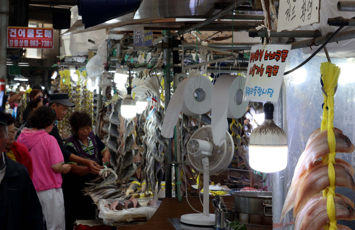 ▲소득 상위 10%를 제외한 국민 90%에게 1인당 10만원을 추가 지급하는 2차 '민생회복 소비쿠폰' 신청과 지급을 하루 앞둔 21일 서울 동대문구 청량리종합시장이 추석 명절을 준비하려는 시민들로 붐비고 있다. 2차 소비쿠폰은 온·오프라인 모두 신청 첫 주(9월 22~26일)엔 시스템 과부하와 주민센터 혼잡 방지를 위해 출생 연도 끝자리를 기준으로 요일제가 적용된다. 신태현 기자 holjjak@