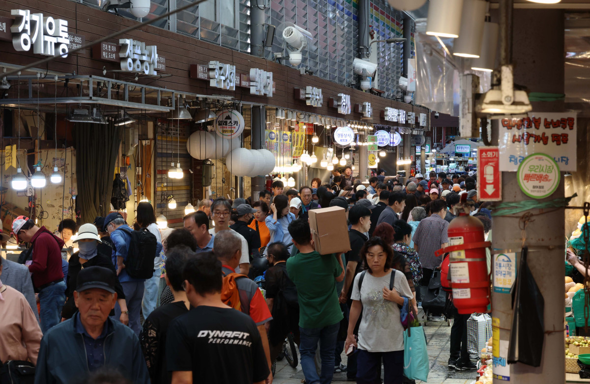▲소득 상위 10%를 제외한 국민 90%에게 1인당 10만원을 추가 지급하는 2차 '민생회복 소비쿠폰' 신청과 지급을 하루 앞둔 21일 서울 동대문구 청량리종합시장이 추석 명절을 준비하려는 시민들로 붐비고 있다. 2차 소비쿠폰은 온·오프라인 모두 신청 첫 주(9월 22~26일)엔 시스템 과부하와 주민센터 혼잡 방지를 위해 출생 연도 끝자리를 기준으로 요일제가 적용된다. 신태현 기자 holjjak@