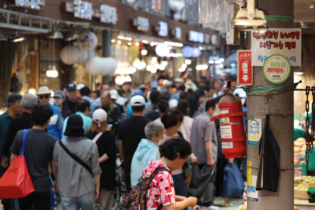 ▲소득 상위 10%를 제외한 국민 90%에게 1인당 10만원을 추가 지급하는 2차 '민생회복 소비쿠폰' 신청과 지급을 하루 앞둔 21일 서울 동대문구 청량리종합시장이 추석 명절을 준비하려는 시민들로 붐비고 있다. 2차 소비쿠폰은 온·오프라인 모두 신청 첫 주(9월 22~26일)엔 시스템 과부하와 주민센터 혼잡 방지를 위해 출생 연도 끝자리를 기준으로 요일제가 적용된다. 신태현 기자 holjjak@