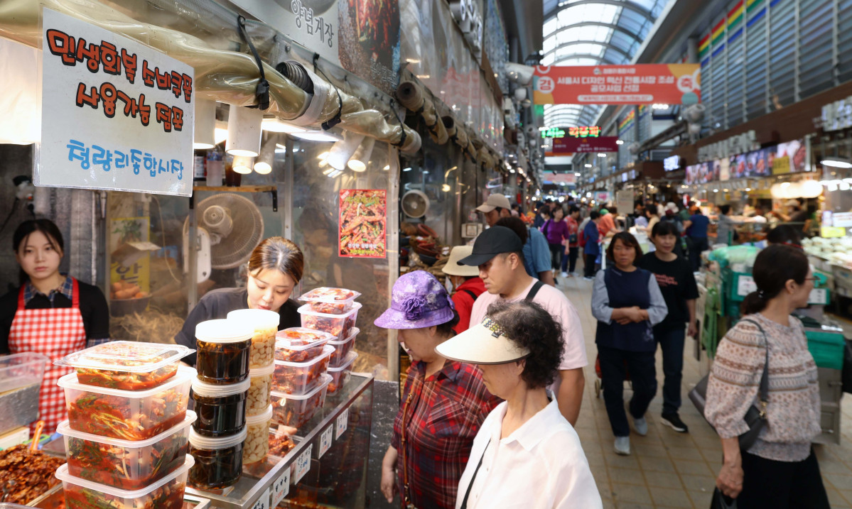 ▲소득 상위 10%를 제외한 국민 90%에게 1인당 10만원을 추가 지급하는 2차 '민생회복 소비쿠폰' 신청과 지급을 하루 앞둔 21일 서울 동대문구 청량리종합시장의 한 점포에 민생쿠폰 사용 안내문이 게시돼 있다. 2차 소비쿠폰은 온·오프라인 모두 신청 첫 주(9월 22~26일)엔 시스템 과부하와 주민센터 혼잡 방지를 위해 출생 연도 끝자리를 기준으로 요일제가 적용된다. 신태현 기자 holjjak@