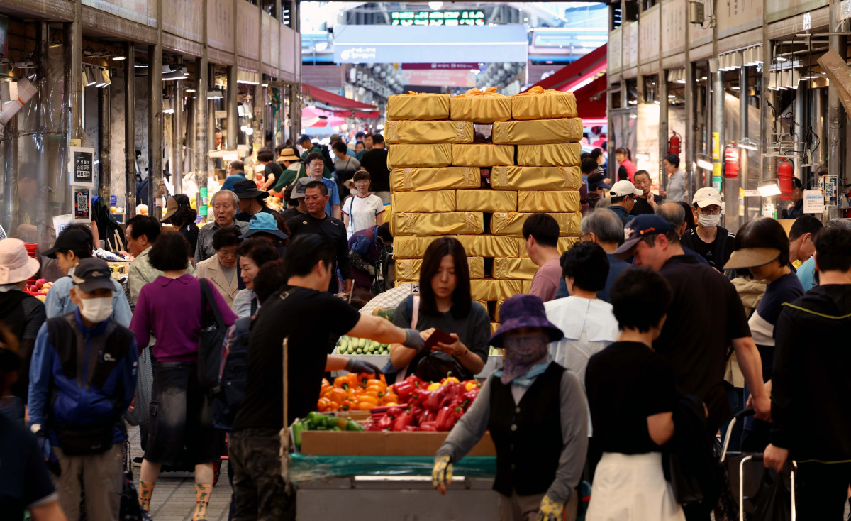 ▲소득 상위 10%를 제외한 국민 90%에게 1인당 10만원을 추가 지급하는 2차 '민생회복 소비쿠폰' 신청과 지급을 하루 앞둔 21일 서울 동대문구 청량리종합시장에 추석 선물상자가 쌓여있다. 2차 소비쿠폰은 온·오프라인 모두 신청 첫 주(9월 22~26일)엔 시스템 과부하와 주민센터 혼잡 방지를 위해 출생 연도 끝자리를 기준으로 요일제가 적용된다. 신태현 기자 holjjak@
