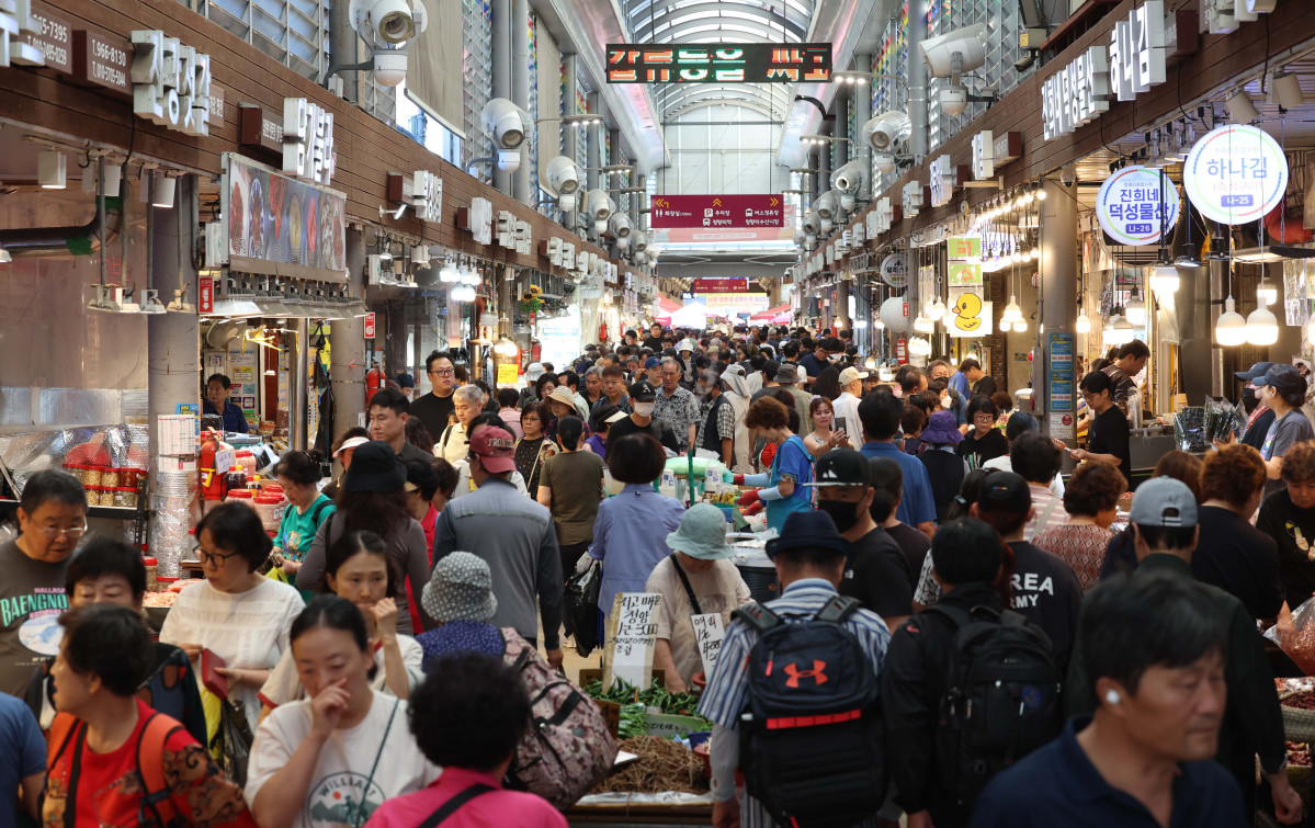 ▲소득 상위 10%를 제외한 국민 90%에게 1인당 10만원을 추가 지급하는 2차 '민생회복 소비쿠폰' 신청과 지급을 하루 앞둔 21일 서울 동대문구 청량리종합시장이 추석 명절을 준비하려는 시민들로 붐비고 있다. 2차 소비쿠폰은 온·오프라인 모두 신청 첫 주(9월 22~26일)엔 시스템 과부하와 주민센터 혼잡 방지를 위해 출생 연도 끝자리를 기준으로 요일제가 적용된다. 신태현 기자 holjjak@