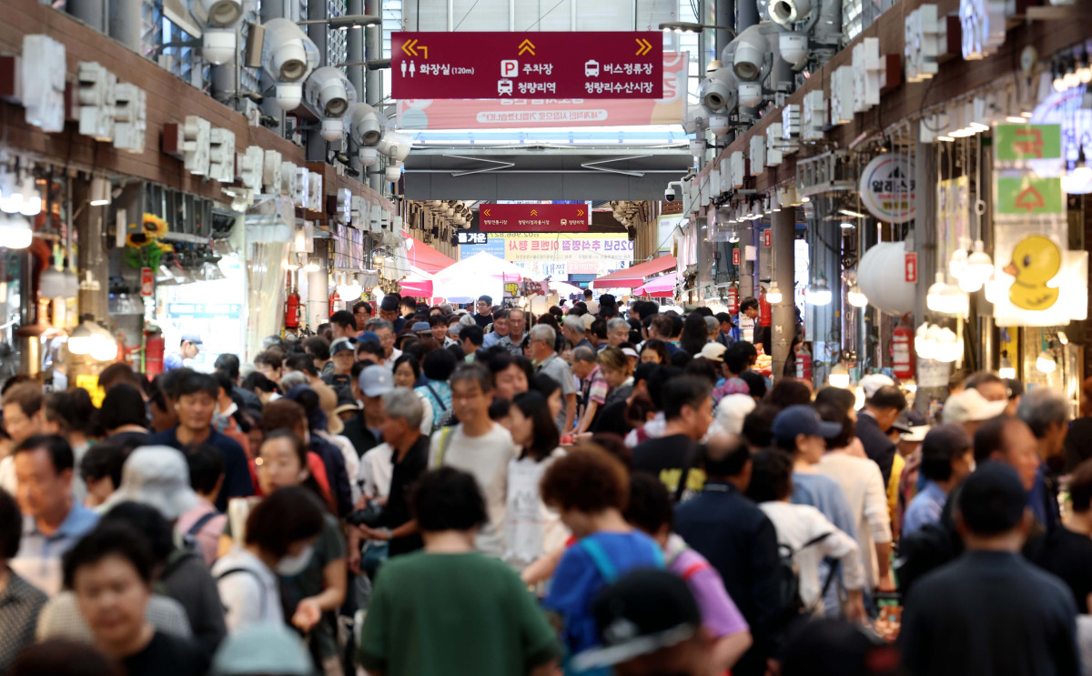 ▲소득 상위 10%를 제외한 국민 90%에게 1인당 10만원을 추가 지급하는 2차 '민생회복 소비쿠폰' 신청과 지급을 하루 앞둔 21일 서울 동대문구 청량리종합시장이 추석 명절을 준비하려는 시민들로 붐비고 있다. 2차 소비쿠폰은 온·오프라인 모두 신청 첫 주(9월 22~26일)엔 시스템 과부하와 주민센터 혼잡 방지를 위해 출생 연도 끝자리를 기준으로 요일제가 적용된다. 신태현 기자 holjjak@