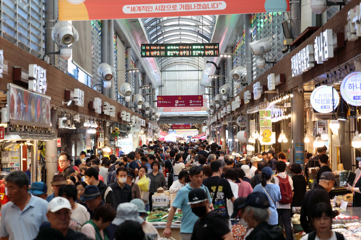 ▲소득 상위 10%를 제외한 국민 90%에게 1인당 10만원을 추가 지급하는 2차 '민생회복 소비쿠폰' 신청과 지급을 하루 앞둔 21일 서울 동대문구 청량리종합시장이 추석 명절을 준비하려는 시민들로 붐비고 있다. 2차 소비쿠폰은 온·오프라인 모두 신청 첫 주(9월 22~26일)엔 시스템 과부하와 주민센터 혼잡 방지를 위해 출생 연도 끝자리를 기준으로 요일제가 적용된다. 신태현 기자 holjjak@