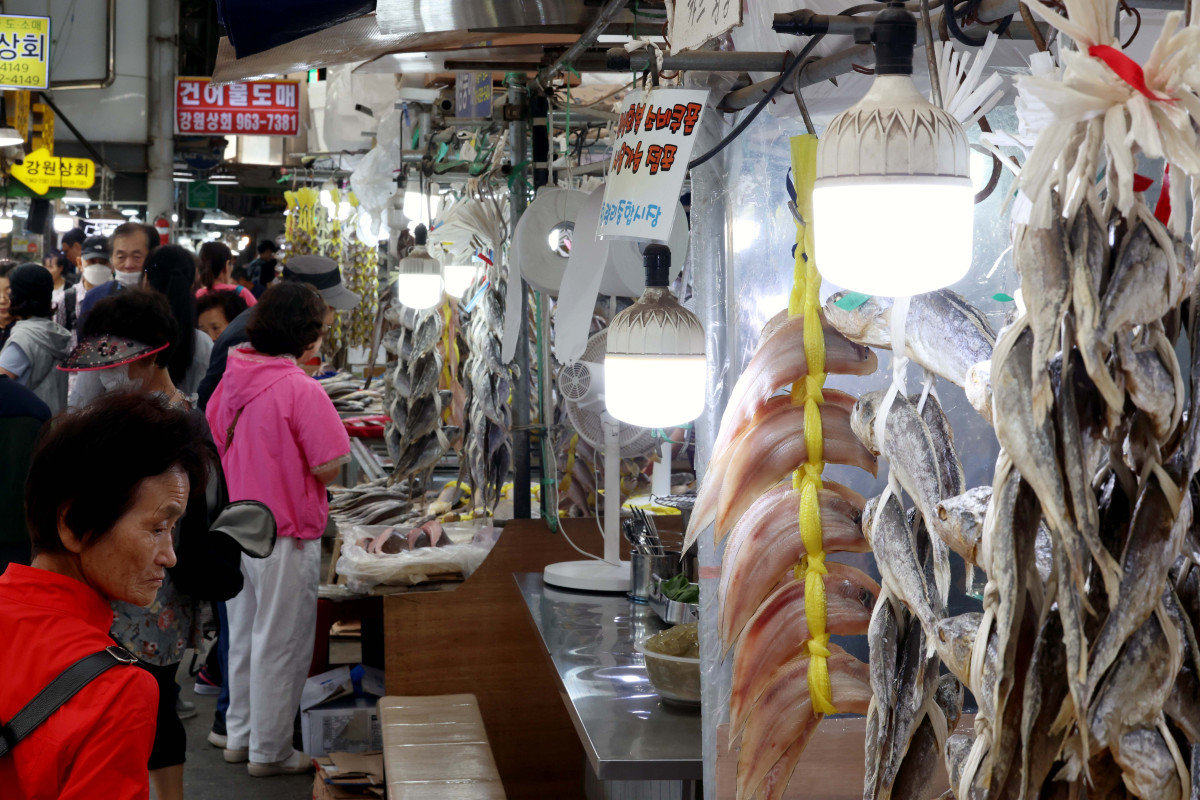 ▲소득 상위 10%를 제외한 국민 90%에게 1인당 10만원을 추가 지급하는 2차 '민생회복 소비쿠폰' 신청과 지급을 하루 앞둔 21일 서울 동대문구 청량리종합시장이 추석 명절을 준비하려는 시민들로 붐비고 있다. 2차 소비쿠폰은 온·오프라인 모두 신청 첫 주(9월 22~26일)엔 시스템 과부하와 주민센터 혼잡 방지를 위해 출생 연도 끝자리를 기준으로 요일제가 적용된다. 신태현 기자 holjjak@