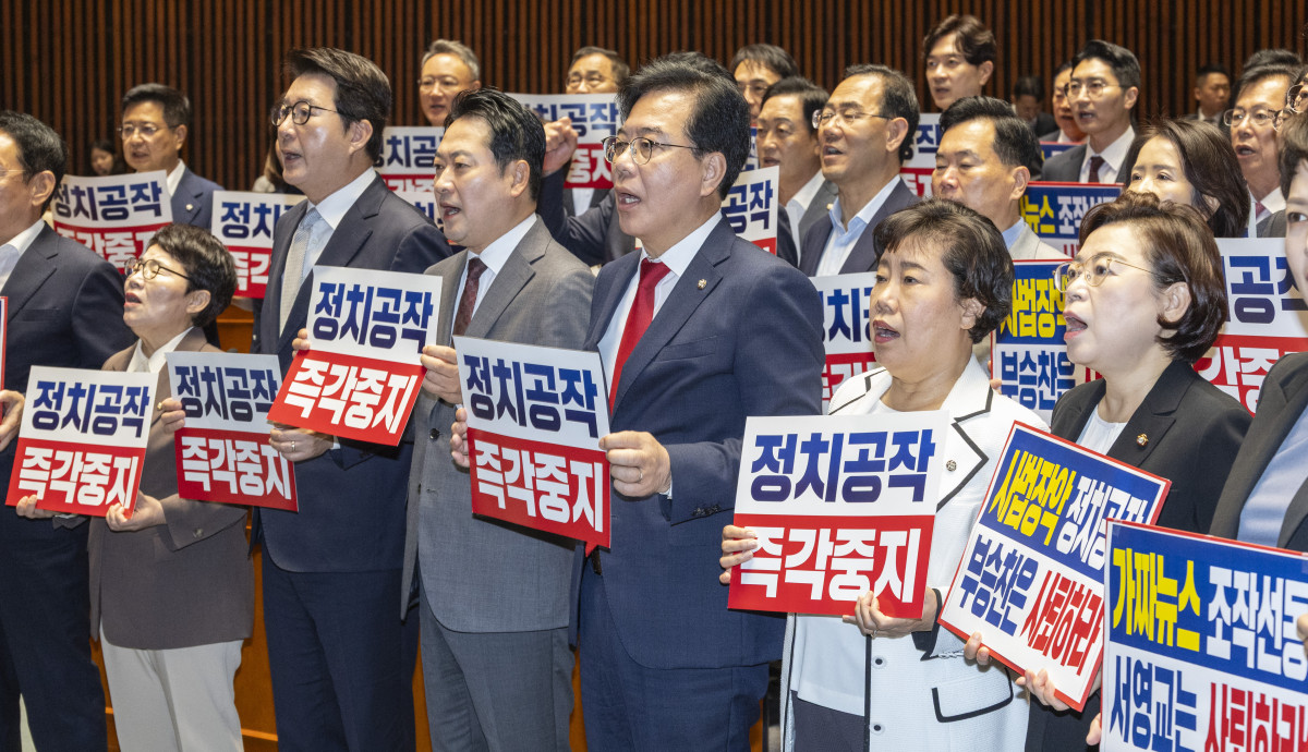 ▲장동혁 국민의힘 대표와 송언석 원내대표 등 의원들이 19일 국회에서 열린 의원총회에서 사법장악 중단을 촉구하는 구호를 외치고 있다. (연합뉴스)