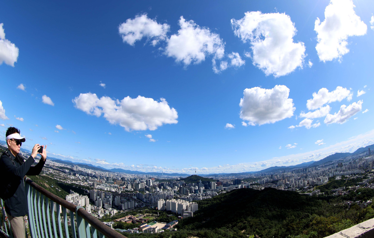 ▲완연한 가을 날씨를 보인 21일 서울 서대문구 안산 봉수대에서 바라본 하늘이 맑고 시야가 트여있다. 신태현 기자 holjjak@