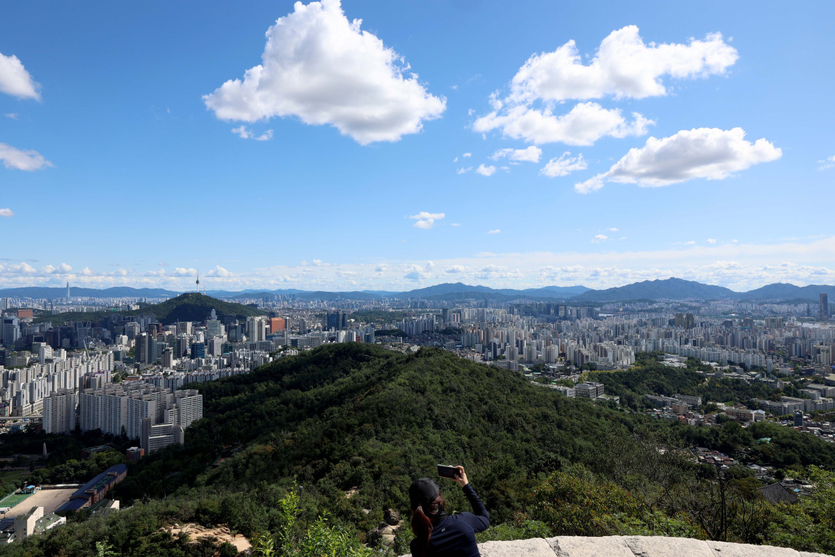▲완연한 가을 날씨를 보인 21일 서울 서대문구 안산 봉수대에서 바라본 하늘이 맑고 시야가 트여있다. 신태현 기자 holjjak@