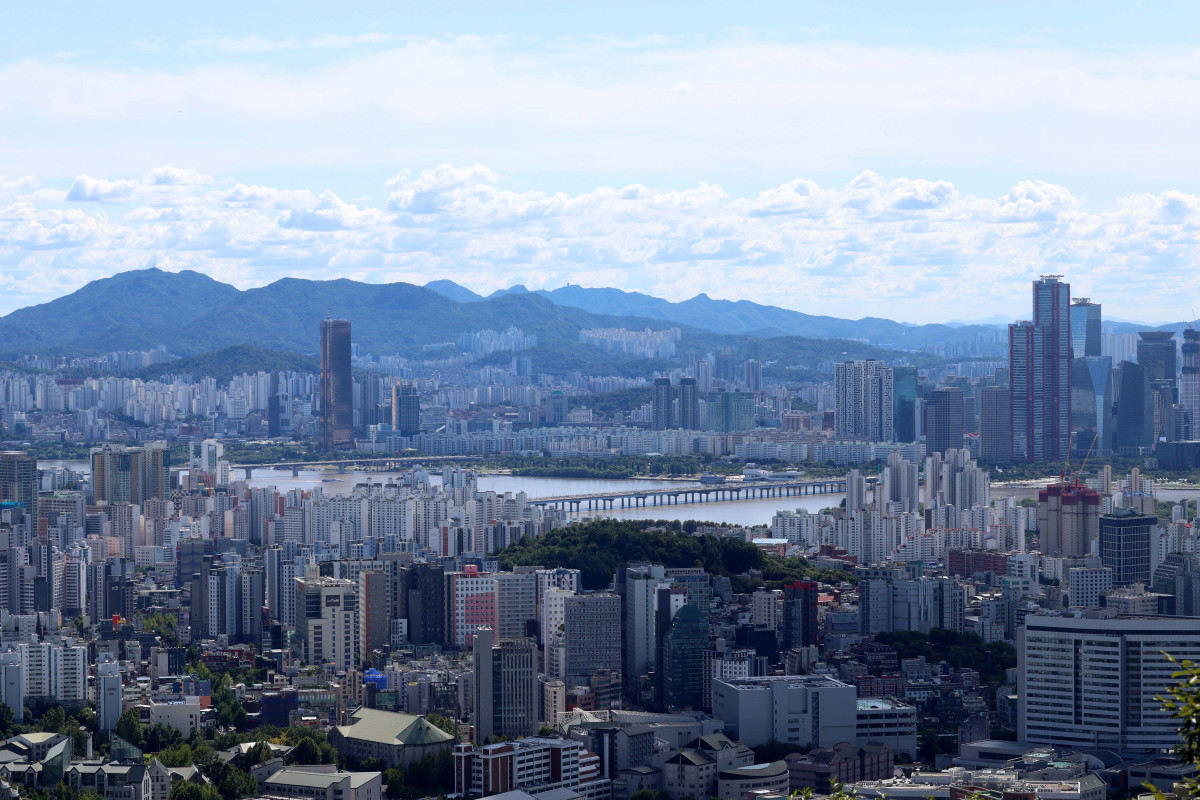 ▲완연한 가을 날씨를 보인 21일 서울 서대문구 안산 봉수대에서 바라본 하늘이 맑고 시야가 트여있다. 신태현 기자 holjjak@