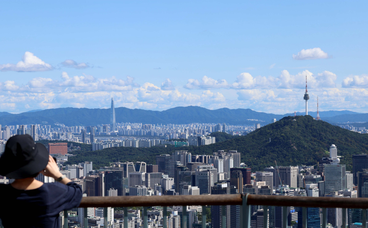 ▲완연한 가을 날씨를 보인 21일 서울 서대문구 안산 봉수대에서 바라본 하늘이 맑고 시야가 트여있다. 신태현 기자 holjjak@