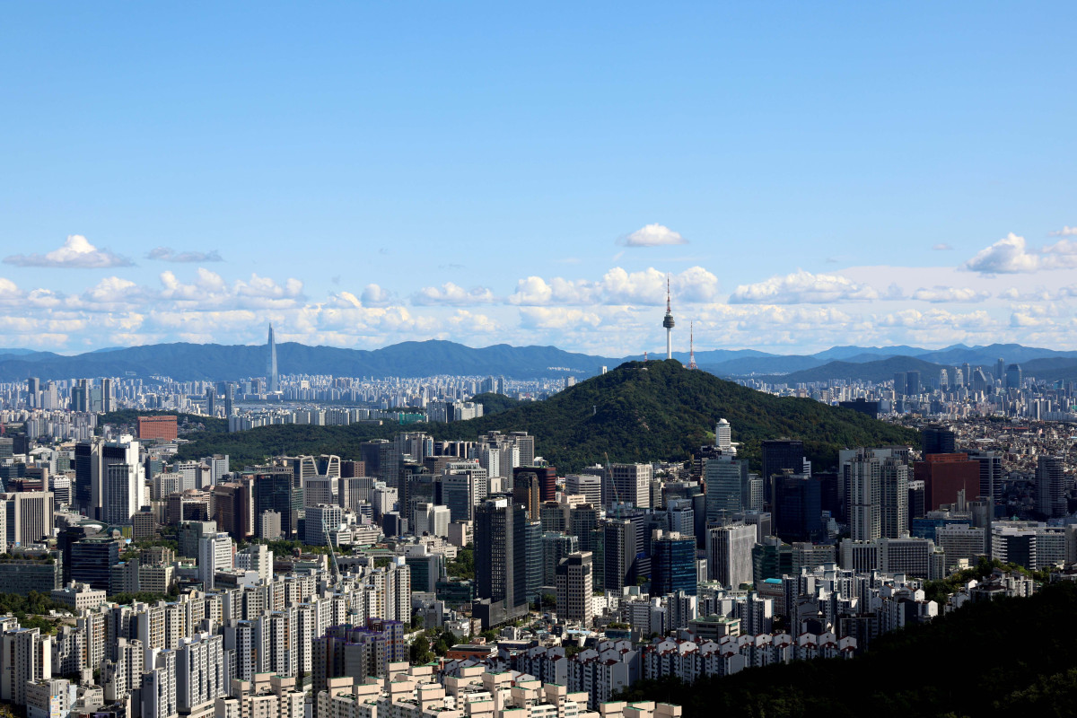 ▲완연한 가을 날씨를 보인 21일 서울 서대문구 안산 봉수대에서 바라본 하늘이 맑고 시야가 트여있다. 신태현 기자 holjjak@