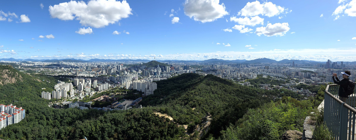 ▲완연한 가을 날씨를 보인 21일 서울 서대문구 안산 봉수대에서 바라본 하늘이 맑고 시야가 트여있다. 신태현 기자 holjjak@