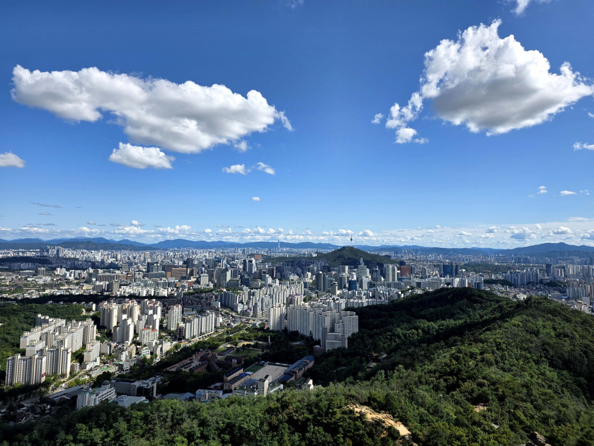 ▲완연한 가을 날씨를 보인 21일 서울 서대문구 안산 봉수대에서 바라본 하늘이 맑고 시야가 트여있다. 신태현 기자 holjjak@