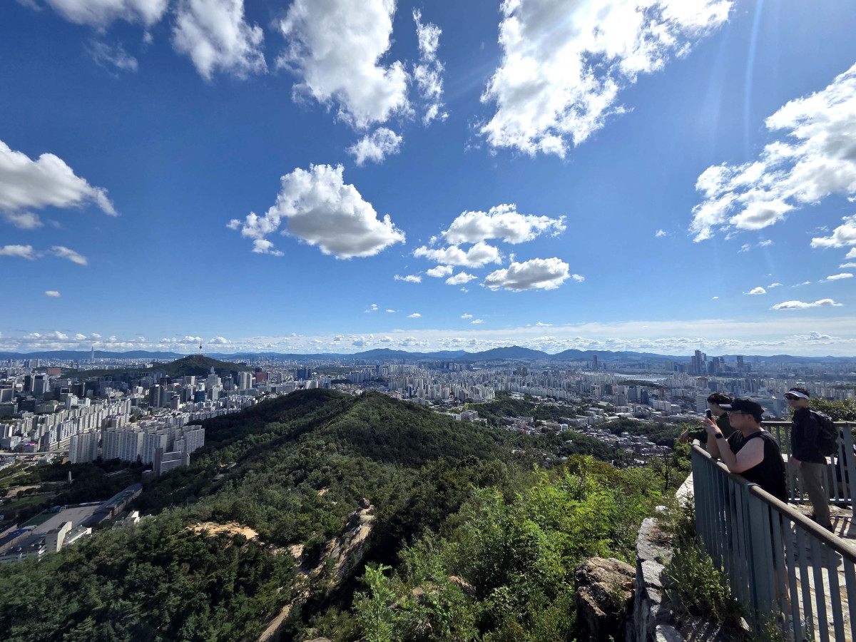 ▲완연한 가을 날씨를 보인 21일 서울 서대문구 안산 봉수대에서 바라본 하늘이 맑고 시야가 트여있다. 신태현 기자 holjjak@