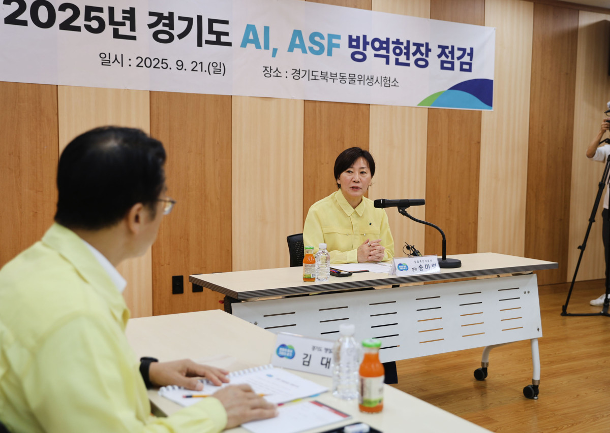 ▲송미령 농림축산식품부 장관이 21일 경기도 양주시 경기북부동물위생시험소와 거점 소독시설을 방문해 방역 상황을 점검하고 있다. (사진제공=농림축산식품부)