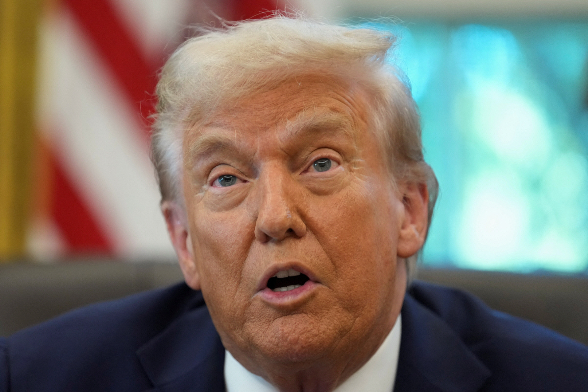 ▲도널드 트럼프 미국 대통령이 19일(현지시간) 미국 워싱턴D.C. 백악관에서 지켜보고 있다. 워싱턴D.C./로이터연합뉴스