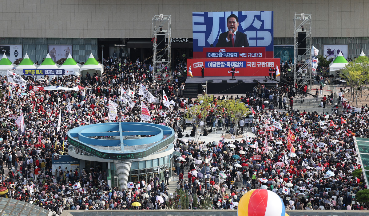 ▲장동혁 국민의힘 대표가 21일 대구 동구 동대구역 광장에서 열린 야당탄압·독재정치 국민 규탄대회에 참석해 발언하고 있다. (연합뉴스)