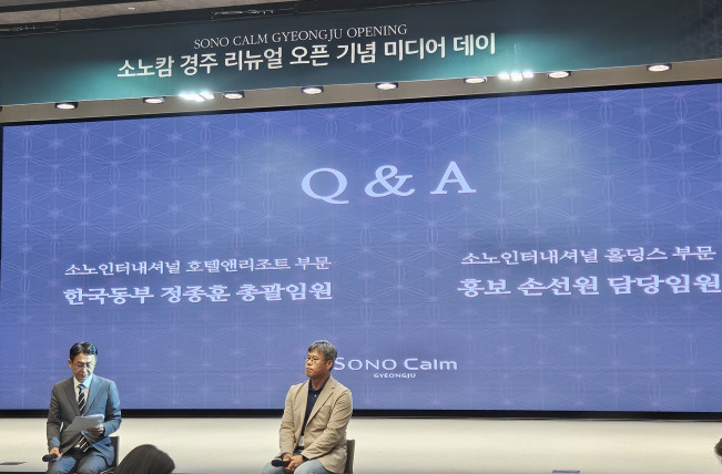▲대명소노그룹 소노인터내셔널의 정종훈 호텔앤리조트 부문 한국동부 총괄임원(왼)과 손선원 소노인터내셔널 홀딩스 홍보 담당임원이 18일 소노캄 경주에서 진행된 미디어 세션에서 질의응답에 참여하고 있다. (사진=정영인 기자 oin@)