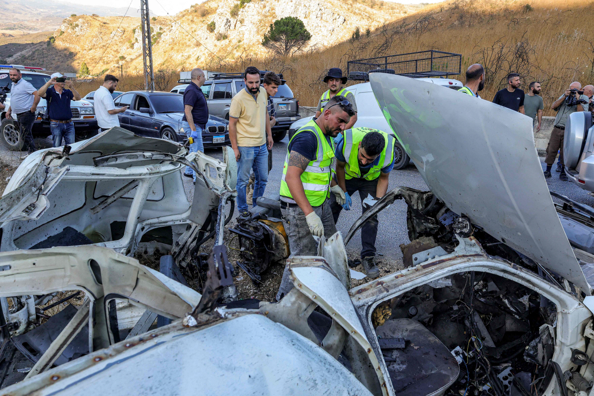 ▲레바논 마르자윤 인근 도로에서 20일(현지시간) 보안군이 이스라엘 공습 현장을 살피고 있다. 마르자윤(레바논)/AFP연합뉴스