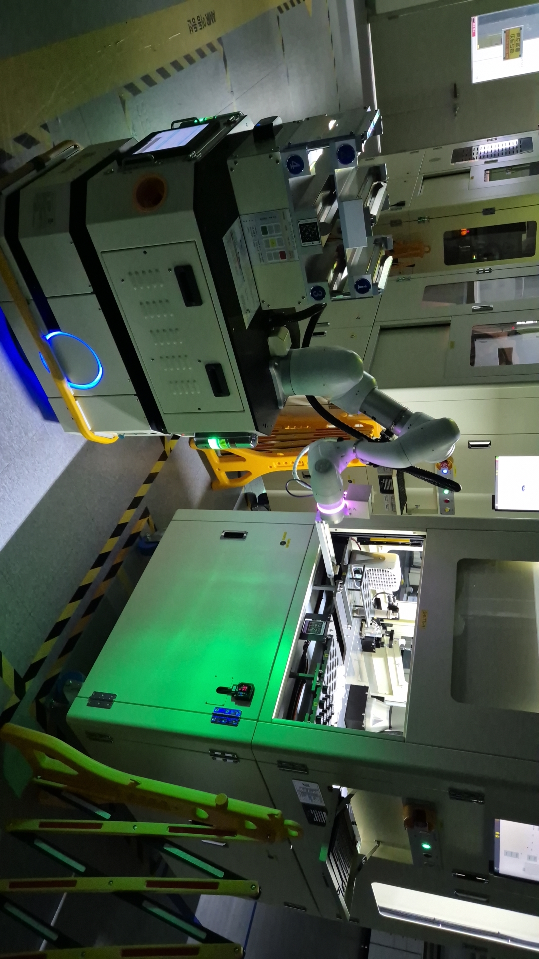 ▲LG화학 자동화 로봇이 로봇 자동화 실험실(ASL)에서 야간 분석실험을 하고있다. (사진= LG화학)