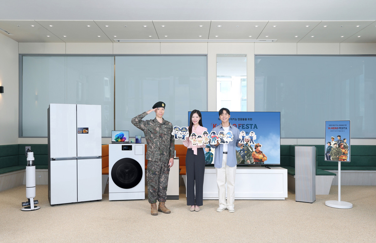 ▲삼성전자 모델이 군인∙경찰∙소방∙교정 공무원 등을 대상으로 풍성한 혜택을 제공하는 'K-히어로 페스타'를 소개하고 있다. (자료제공=삼성전자)