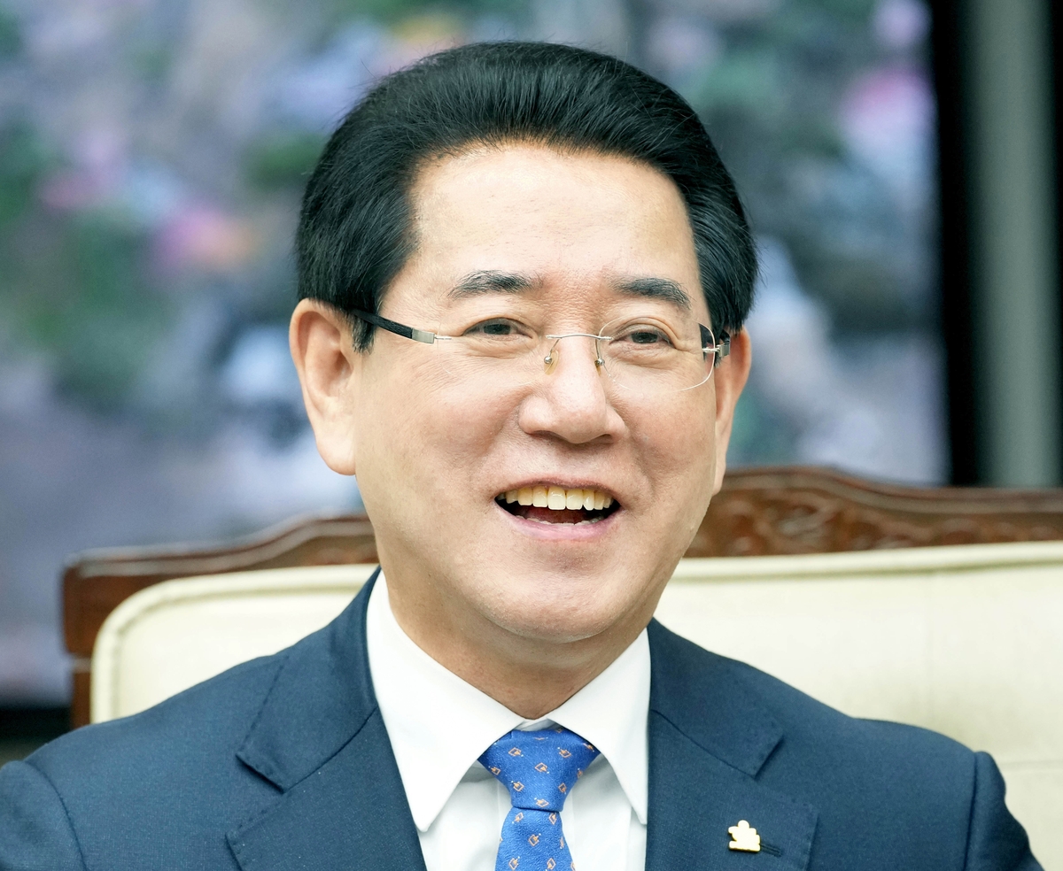 ▲9·19 평양공동선언 7주년인 21일, 정장을 입은 한 인물이 웃고 있는 모습이 흐릿한 배경과 함께 연출되고 있다. (사진제공=전남도)