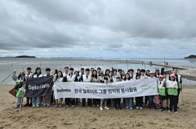 ▲한국 딜로이트그룹이 국제 연안정화의 날을 맞아 인천 영종도에서 임직원과 가족들이 함께 참여하는 해안 플로깅을 진행했다. (제공=한국 딜로이트그룹)