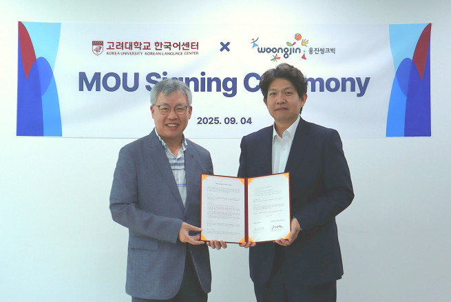 ▲4일 고려대학교 국제어학원 한국어센터 진행된 업무협약 체결식에서 김일경 웅진씽크빅 DGP사업본부장(오른쪽)과 김준연 고려대학교 국제어학원 한국어센터 국제어학원장(왼쪽)이 기념 촬영을 하고 있다. (사진제공=웅진)