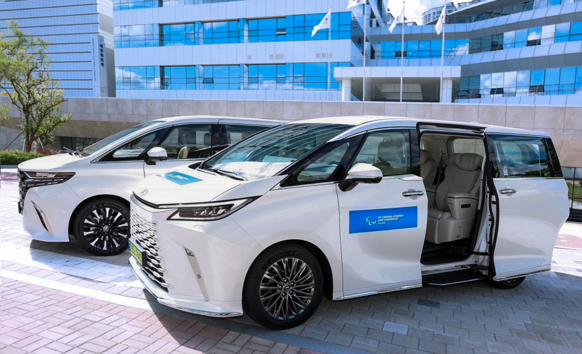 ▲2025 서울 IPC 정기총회 의전 차량으로 활용될 ‘토요타 알파드(왼쪽)’와 ‘렉서스 LM(오른쪽)’. (사진=토요타코리아)