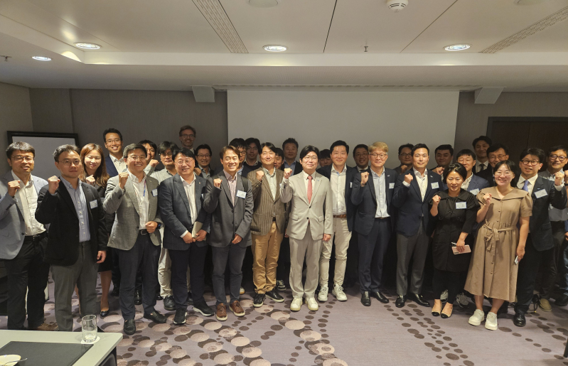 ▲설명회에 참석한 주요 내빈들이 기념 촬영을 하고 있다. (사진제공=한국해양)