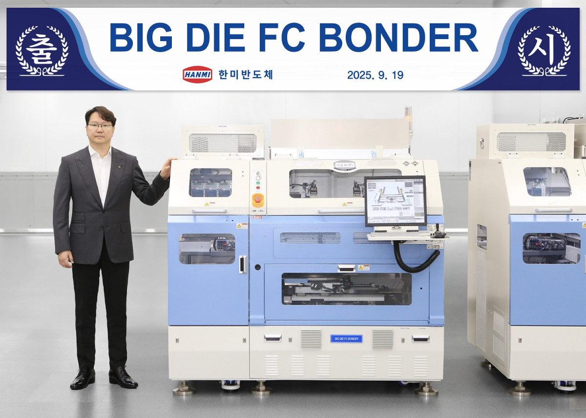 ▲곽동신 한미반도체 회장과 ‘빅다이 FC 본더’ 장비 (자료제공=한미반도체)