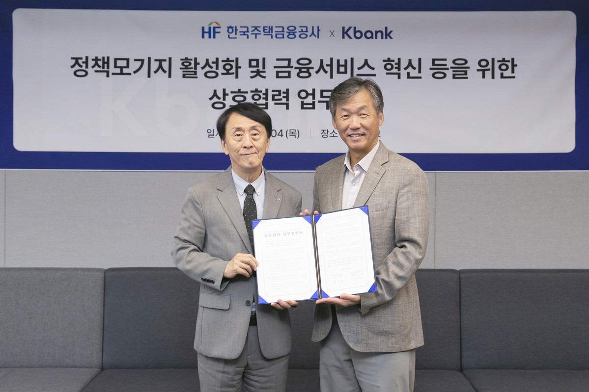 ▲한국주택금융공사는 케이뱅크와 서울특별시 중구에 있는 케이뱅크 본점에서 ‘정책모기지 활성화 및 금융서비스 혁신 등을 위한 상호협력 업무협약’을 4일 체결했다. 김경환 한국주택금융공사 사장(사진 왼쪽), 최우형 케이뱅크 은행장이 협약 체결 후 기념촬영을 하고 있다. (사진제공=주금공)