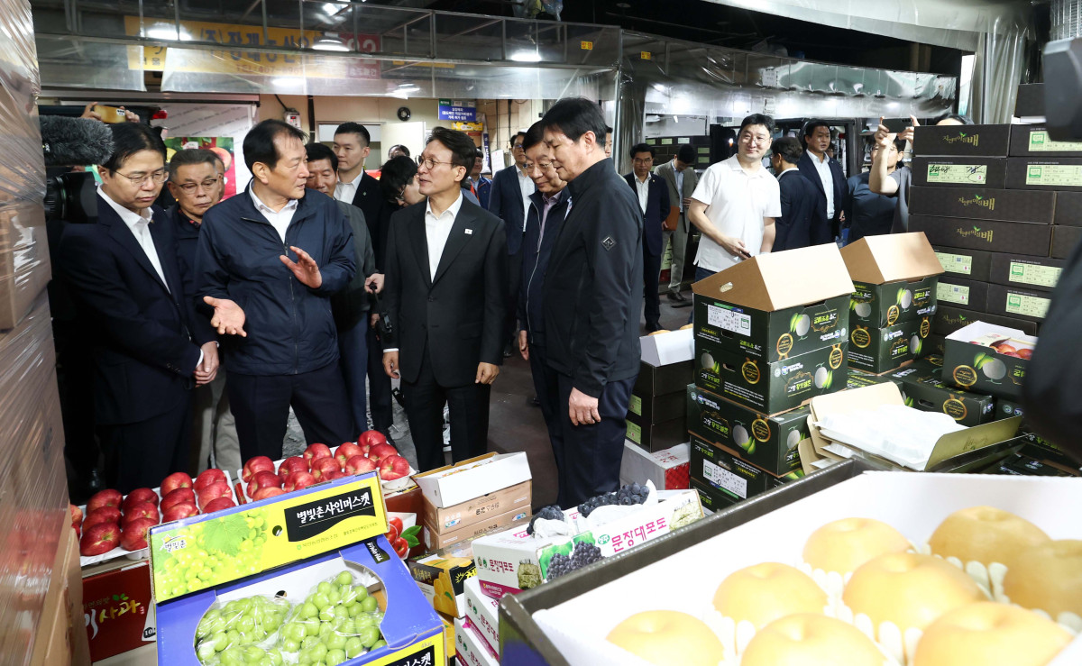 ▲김민석 국무총리가 22일 서울 송파구 가락시장에서 추석 맞이 물가 현장점검을 하고 있다. 청사사진기자단