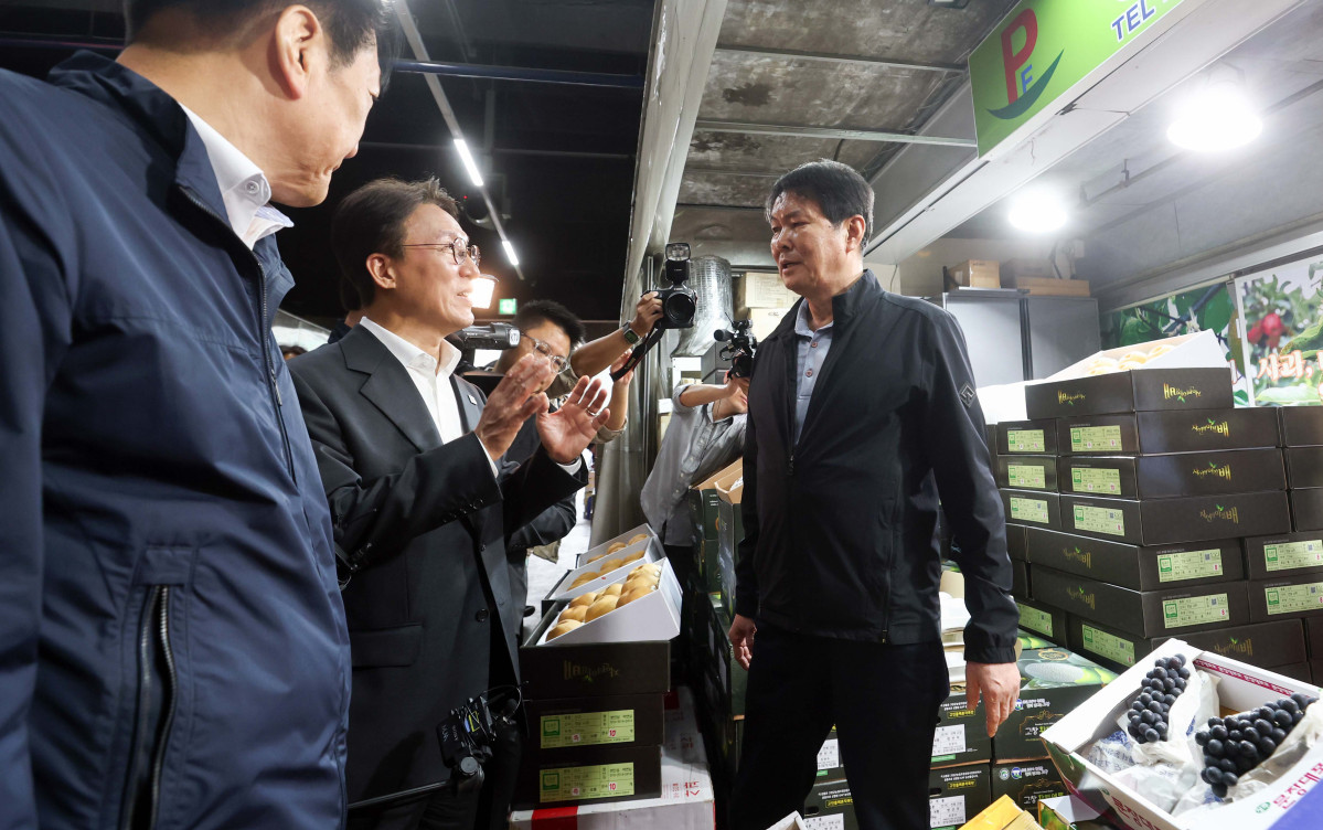 ▲김민석 국무총리가 22일 서울 송파구 가락시장에서 추석 맞이 물가 현장점검을 하고 있다. 청사사진기자단