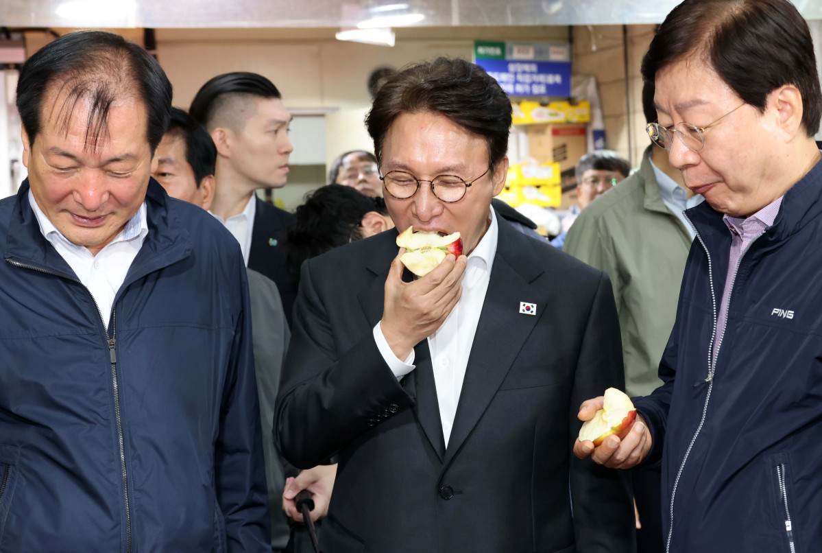 ▲김민석 국무총리가 22일 서울 송파구 가락시장에서 추석 맞이 물가 현장점검 중 사과를 맛보고 있다.  (청사사진기자단)