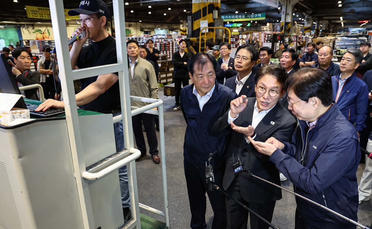 ▲김민석 국무총리가 22일 서울 송파구 가락시장에서 추석 맞이 물가 현장점검을 하고 있다. 청사사진기자단