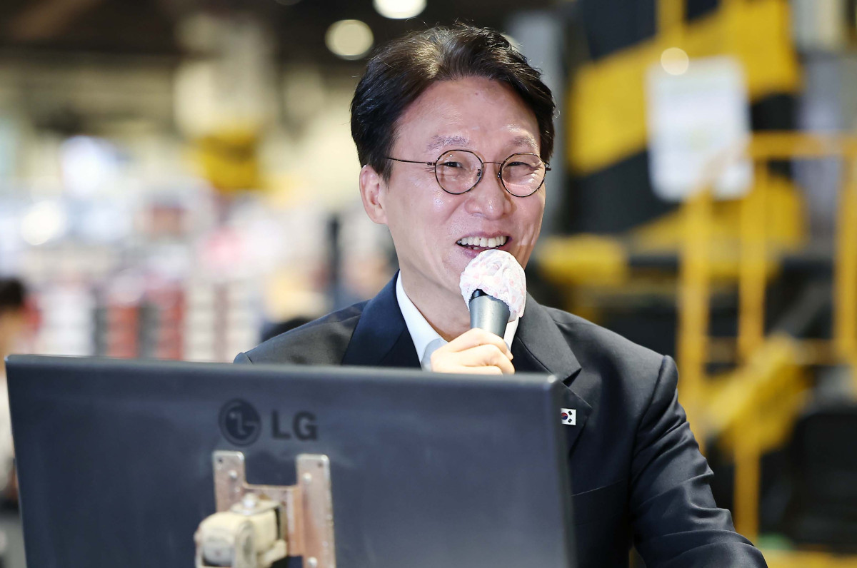 ▲김민석 국무총리가 22일 서울 송파구 가락시장에서 추석 맞이 물가 현장점검 중 상인들에게 인사말을 하고 있다. 청사사진기자단