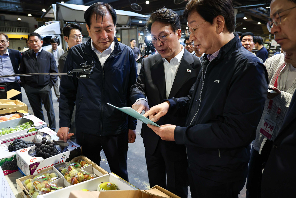 ▲김민석 국무총리가 22일 서울 송파구 가락시장에서 추석 맞이 물가 현장점검을 하고 있다. 청사사진기자단