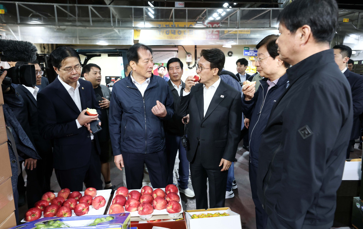 ▲김민석 국무총리가 22일 서울 송파구 가락시장에서 추석 맞이 물가 현장점검을 하고 있다. 청사사진기자단