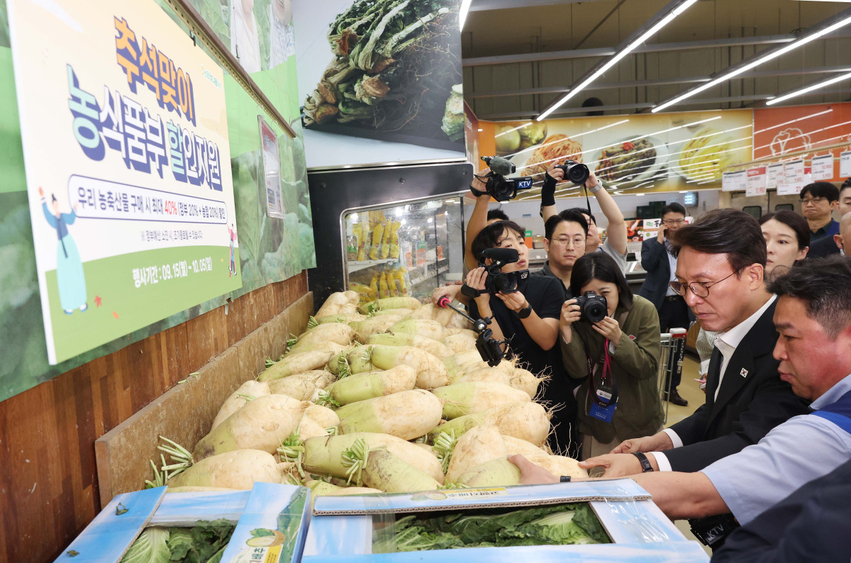 ▲김민석 국무총리가 22일 서울 서초구 하나로마트 양재점을 찾아 추석 맞이 물가 현장점검을 하고 있다. 신태현 기자 holjjak@