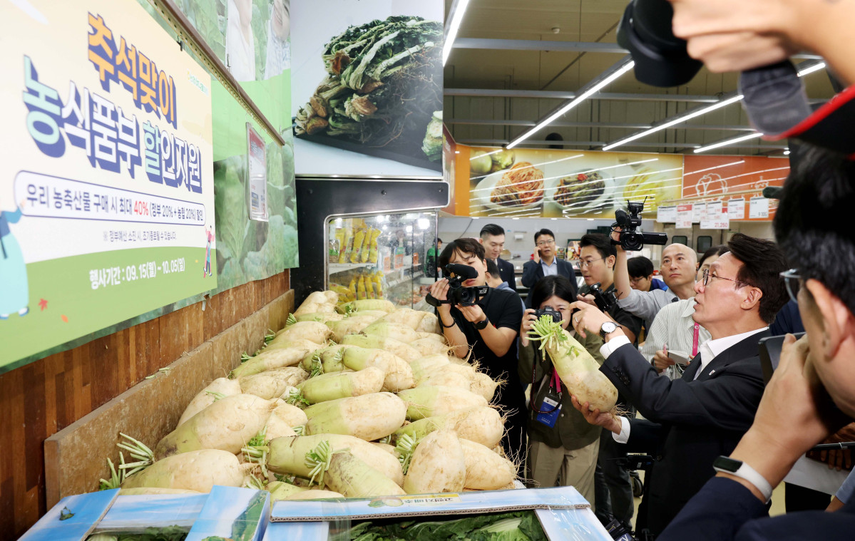 ▲김민석 국무총리가 22일 서울 서초구 하나로마트 양재점을 찾아 추석 맞이 물가 현장점검을 하고 있다. 신태현 기자 holjjak@