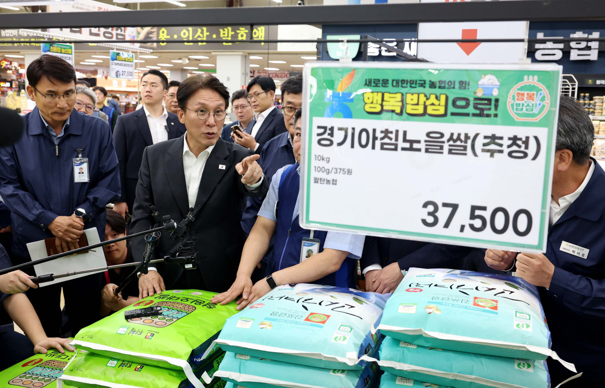 ▲김민석 국무총리가 22일 서울 서초구 하나로마트 양재점을 찾아 추석 맞이 물가 현장점검을 하고 있다. 신태현 기자 holjjak@