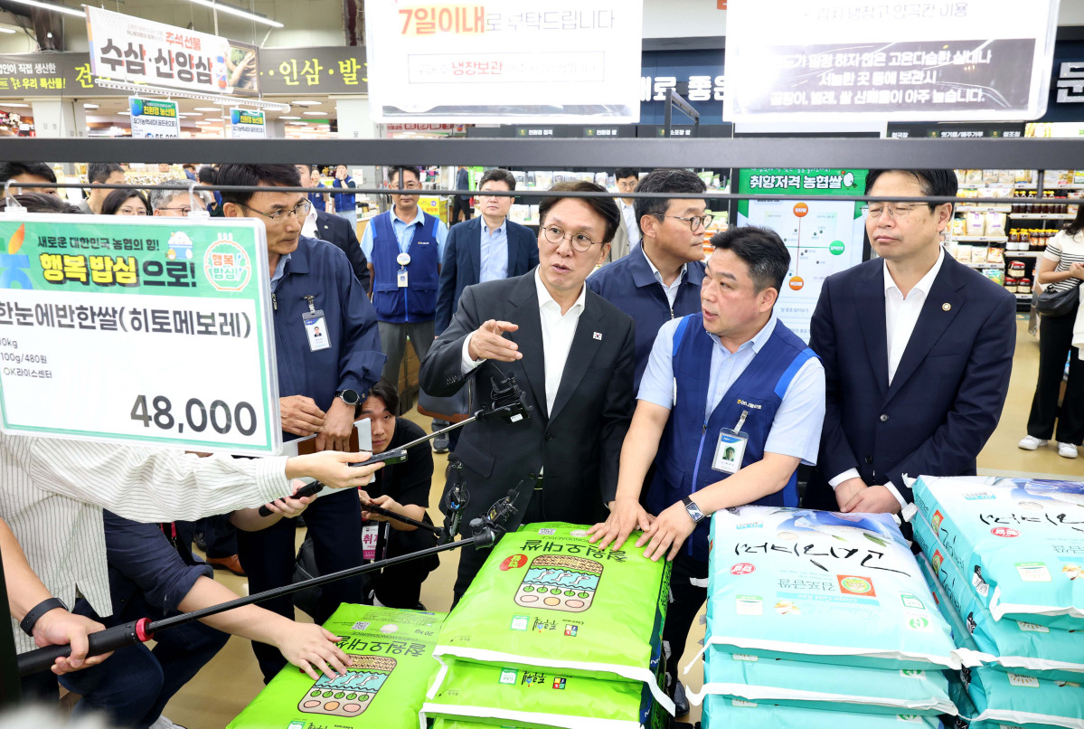 ▲김민석 국무총리가 22일 서울 서초구 하나로마트 양재점을 찾아 추석 맞이 물가 현장점검을 하고 있다. 신태현 기자 holjjak@