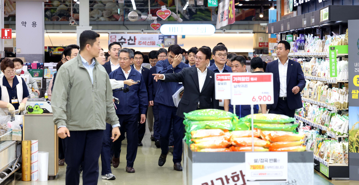 ▲김민석 국무총리가 22일 서울 서초구 하나로마트 양재점을 찾아 추석 맞이 물가 현장점검을 하고 있다. 신태현 기자 holjjak@