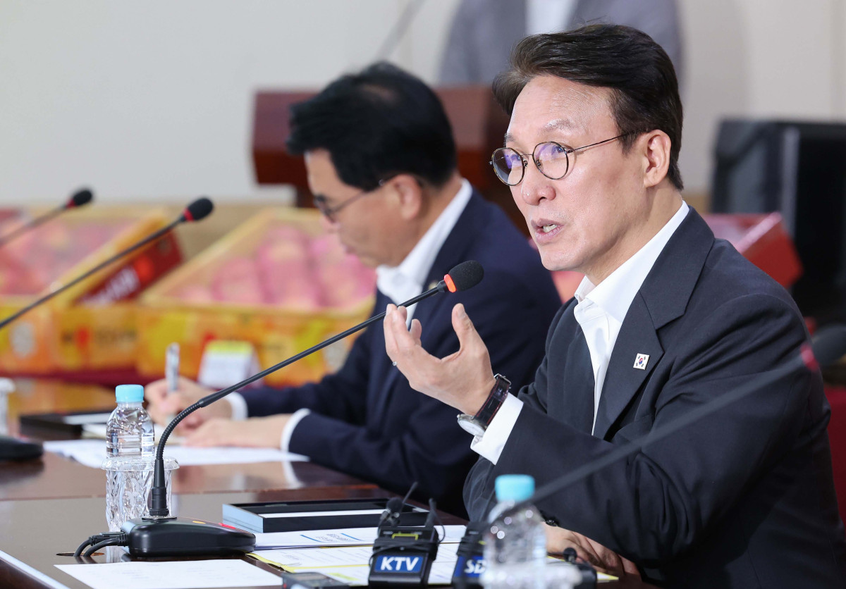 ▲김민석 국무총리가 추석 맞이 물가 현장점검차 22일 서울 서초구 하나로마트 양재점을 찾아 추석 성수품대책 보고를 받기 앞서 인사말을 하고 있다. 신태현 기자 holjjak@