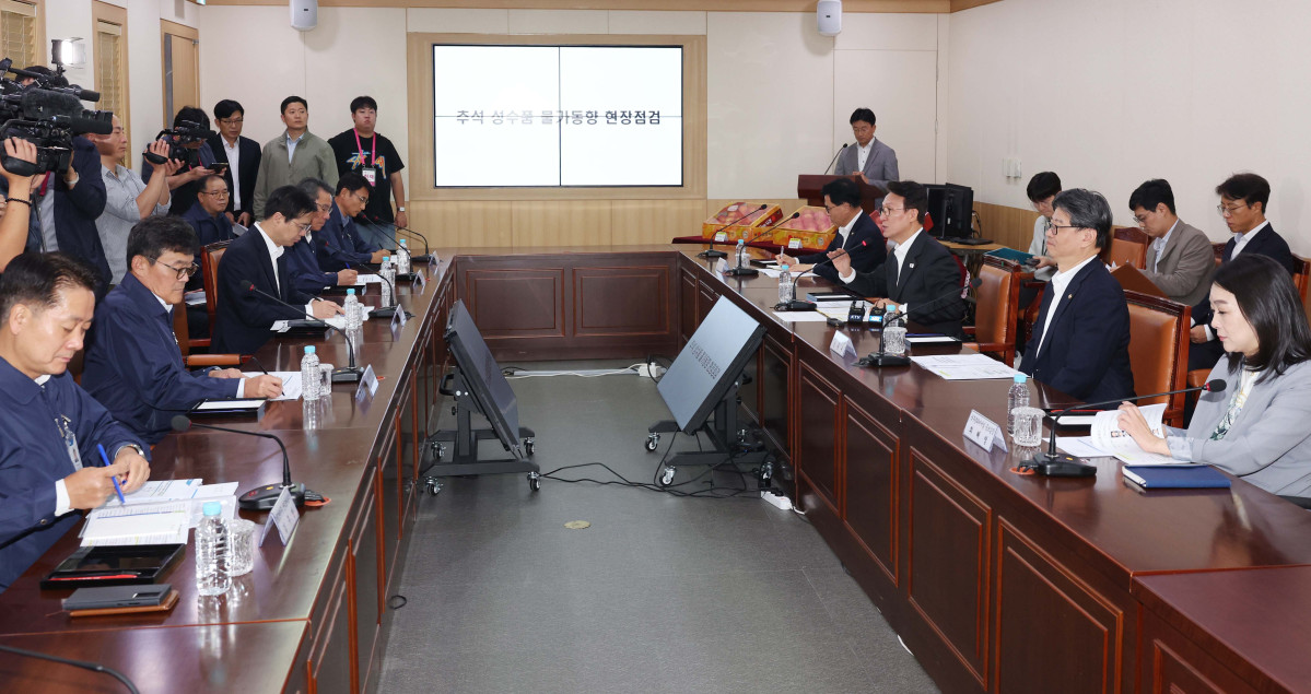 ▲김민석 국무총리가 추석 맞이 물가 현장점검차 22일 서울 서초구 하나로마트 양재점을 찾아 추석 성수품대책 보고를 받기 앞서 인사말을 하고 있다. 신태현 기자 holjjak@